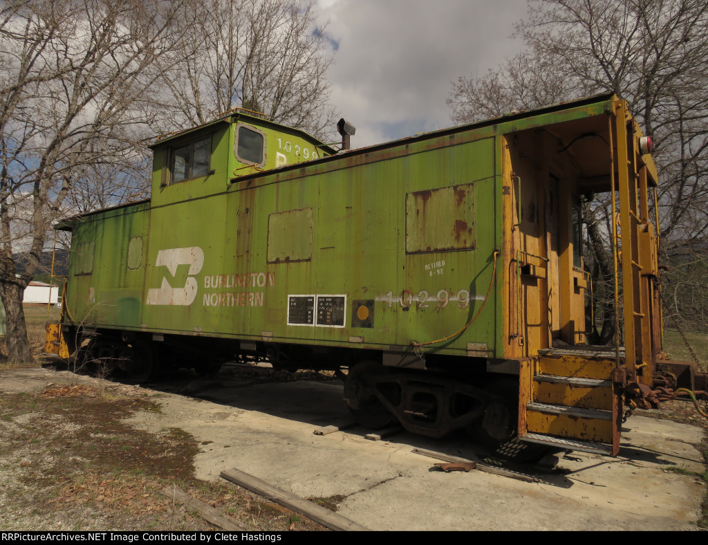 BN caboose on display at the U.S. - CA border.